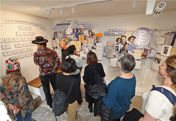 Familie Bronner im Museum © Armin Buhl / Dr. Bronner's 