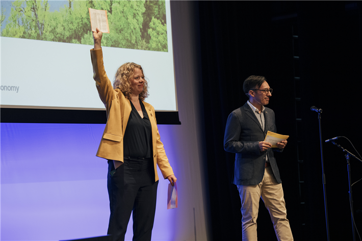 Eine nicht nur nachhaltige, sondern auch regenerative Wirtschaft ist der richtungsweisende Impetus für Unternehmen der Zukunft. Die Co-Direktoren Carole Küng und Jorge Tamayo eröffneten die SDSN-Konferenz in Aarau, Schweiz. © Caroline Krajcir 