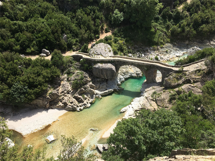 Die Shushica nahe des Örtchens Brataj, ca. 10 Kilometer von der geplanten Wasserentnahmestelle. Zukünftig könnte die alte osmanische Brücke über ein ausgetrocknetes Flussbett führen. © Ulrich Eichelmann