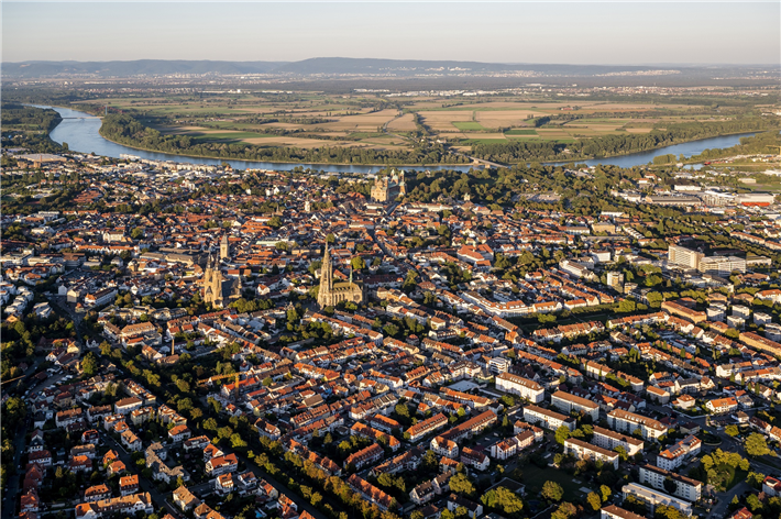 Die Stadt Speyer aus der Luft gesehen. Ein 'Digitaler Zwilling' soll bei der Weiterentwicklung in Richtung Nachhaltigkeit unterstützen. © Stadt Speyer, Klaus Venus