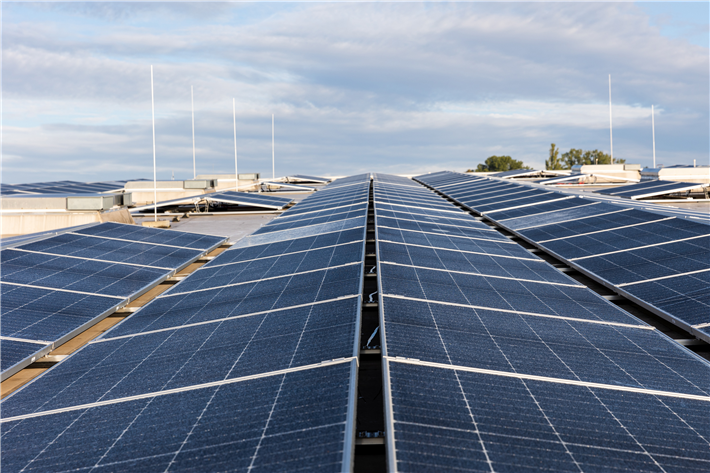 Auf den sieben Hallendächern werden insgesamt 21.000 PV-Module verbaut. © NürnbergMesse/Bischof & Broel