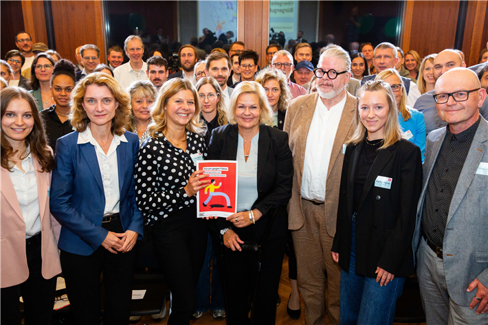 Übergabe des Bürgergutachtens an die Innenministerin Nancy Faeser © Bertelsmann Stiftung