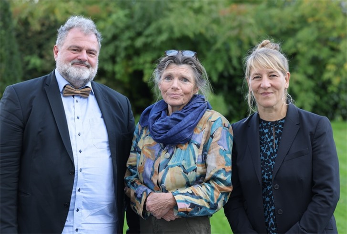 Dr. Anita Idel, umrahmt von EuroNatur-Präsident Prof. Dr. Thomas Potthast und Vizepräsidentin Dr. Anna-Katharina Wöbse © Gerald Jarausch