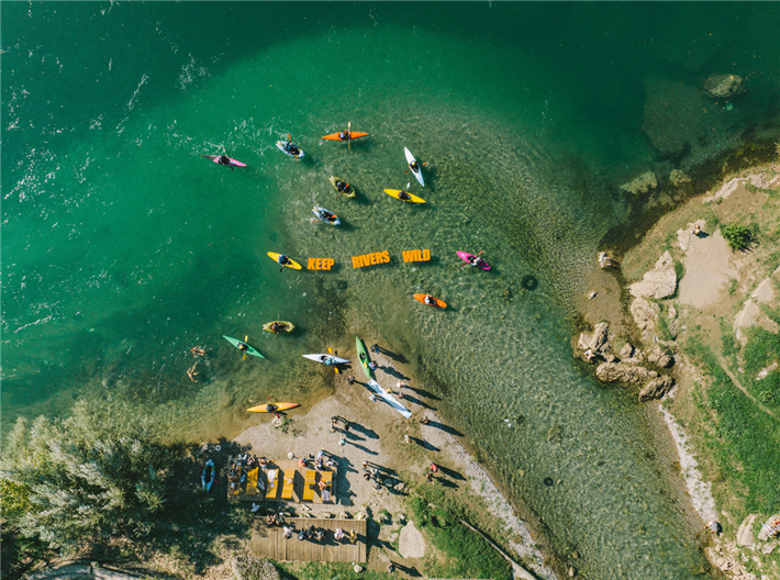 Bei einer öffentlichen Floßfahrt präsentierten Kanuten die Botschaft des Gipfels auf dem Fluss Mora?a. Sie versammelten sich am Zusammenfluss von Mora?a und Ribnica im Herzen Podgoricas. © solutions4you