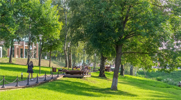 Grüne Oase in der Stadt © shutterstock.com, GRADIENT BACKGROUND