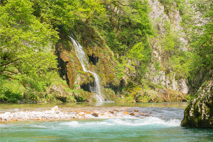 Die Komarnica in Montenegro: wertvoll, aber bedroht. Die Teilnehmenden des Gipfels konnten ihre Schönheit bei einer Exkursion genießen und erfuhren mehr über den lokalen Kampf für ihren Schutz. © solutions4you