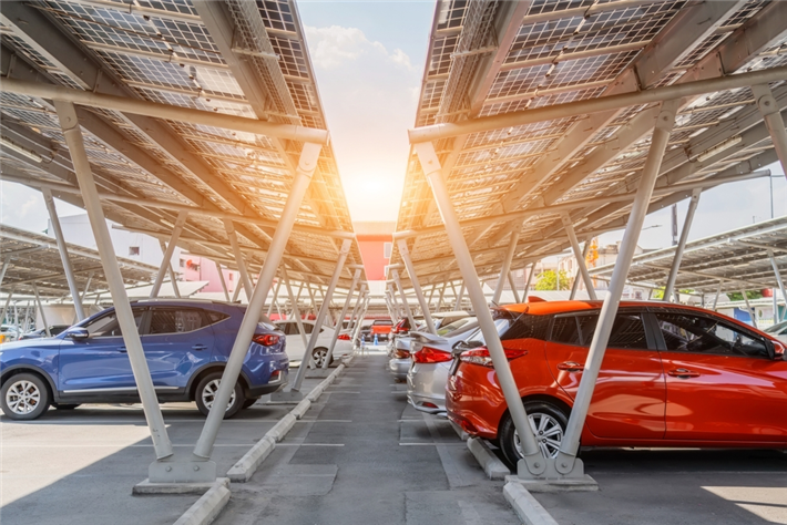 Sonnenkollektoren auf Parkplätzen mit geparkten Autos für die effektive Erzeugung sauberer Energie.© shutterstock.com, aappp