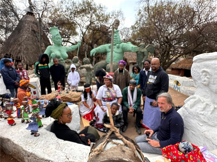 Willkommens-Feier der ONE HOME JOURNEY im Credo Mutwa Cultural Village, Soweto, Südafrika. © Home for Humanity