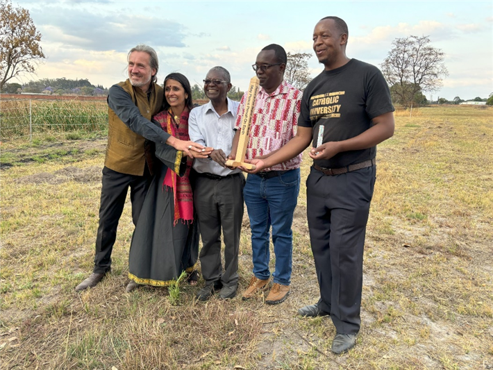 Gründung des Unity Parcs mit erster Baumpflanzung an der Katholischen Universität von Simbabwe. Von l.n.r. Alexander Schieffer und Rama Mani, co-initiators of Home for Humanity and ONE HOME JOURNEY; Dr. Daud Taranhike, Co-Founder of Integral Kumusha, Home for Humanity; Dr. Xavier Poshiva, Dekan an der Great Zimbabwe University; Dr. Julias Togarepi, Dekan an der Catholic University of Zimbabwe. © Home for Humanity