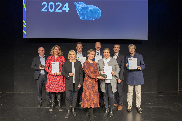 Gruppenfoto von der Preisverleihung: v.l.: Dieter Brübach (stv. Vorsitzender von BAUM), Dr, Roda Verheyen (Preisträgerin) Dr. Bettina Hoffmann (Parlamentarische Staatssekretärin im BMUV), Prof. Dr.-Ing. habil. Jörn Birkman (Preisträger), Yvonne Zwick (Vorsitzende von BAUM), Dr. Hans-Dietrich Reckhaus (Preisträger), Felicitas Erfurt-Gordon (Preisträgerin), Martin Oldeland (stv. Vorsitzender von BAUM), Dr. Juliane Kronen (Preisträgerin). © Frank Erpinar