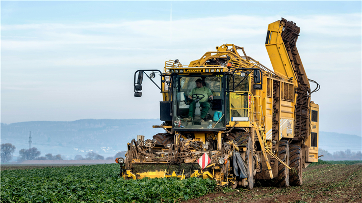  Bodenverdichtung durch schwere Maschinen und Überdüngung sind Aspekte der konventionellen Landwirtschaft, die unter anderem zu Bodendegradation und Biodiversitätsverlust führen. © Wolfgang Weiser, pexels.com