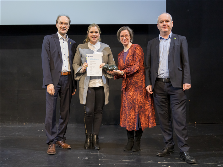 Der BAUM Umwelt- und Nachhaltigkeitspreis 2024 in der Kategorie „Großunternehmen” geht an Felicitas Erfurt-Gordon – überreicht wurde er durch den BAUM e.V. Gesamtvorstand Martin Oldeland (l.), Yvonne Zwick (m.) sowie Dieter Brübach (r.). © BAUM, Fotograf Frank Erpinar 