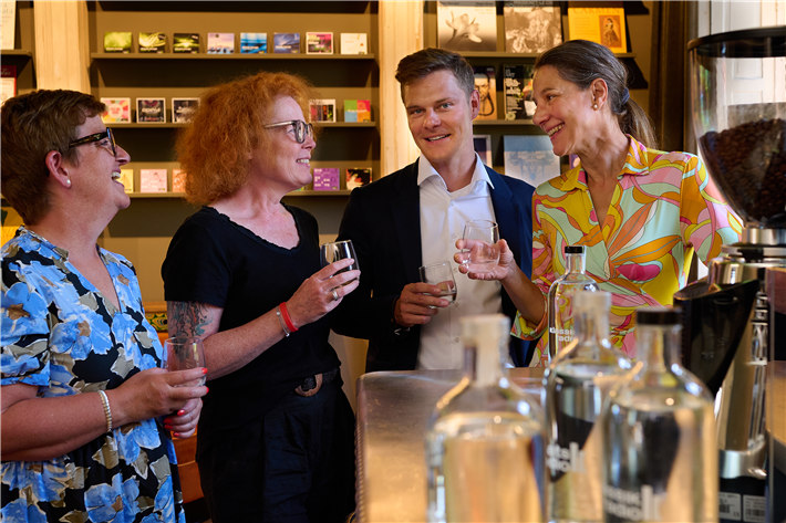 In der gemütliche Lounge bei Klassik Radio kommen laufend Mitarbeitende und Besucher zusammen, um sich bei einem frischen Schluck Wasser auszutauschen. V.l.n.r.: Manuela Nikui (kl-company), Kirsten Junker (BRITA), Tobias Mankel (BRITA), Andrea Seifried-Haller (Klassik Radio) © Fotograf: Andreas Huber. Bilder: BRITA