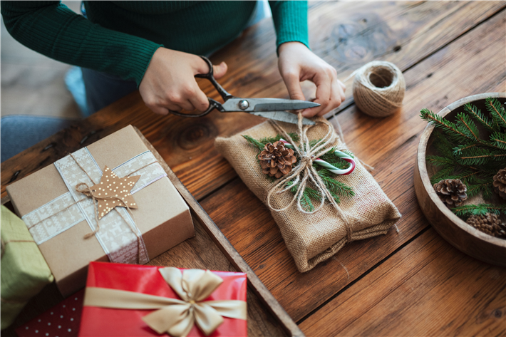 Consors Finanz gibt Tipps für nachhaltige Weihnachtsgeschenke © GettyImages// ArtistGNDphotography