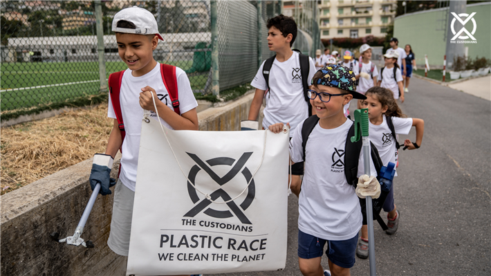 Eine Schulkasse auf dem Weg zu ihrer ersten Clean-Up Operation © BioDesign Foundation