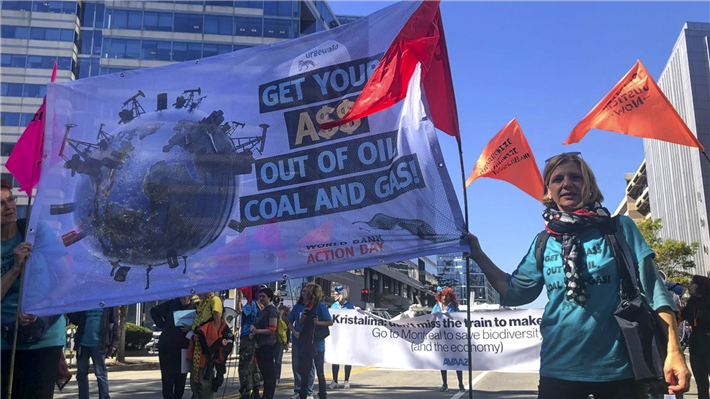 urgewald beim Protest gegen Investitionen von Kohle und fossilen Brennstoffen © W-FILM / urgewald