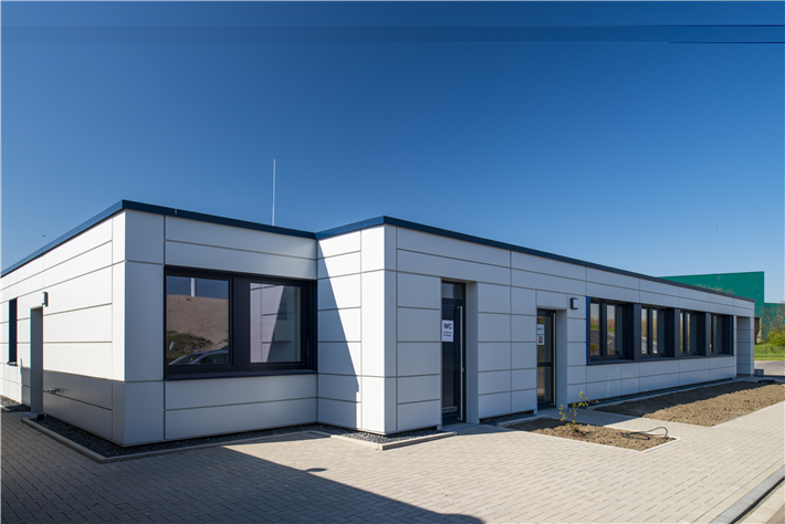 Innerhalb weniger Wochen wurde das Bürogebäude aus ProCOMFORT Modulen montiert, ausgebaut und dem Nutzer übergeben. Nach der Nutzungsphase kann es rückstandlos zurückgebaut werden und die Module kommen in einem neuen Gebäude zum Einsatz. © ALHO Unternehmensgruppe