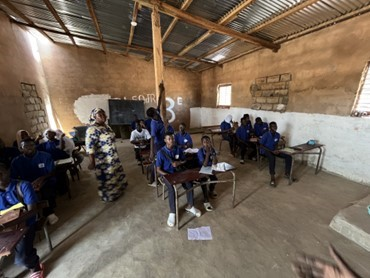 Klassenraum 1 mit dem Lichtschalter der neuen PV-Anlage und LED-Lampen – Schule in Bissassou Santo © Zenaga Foundation gGmbH