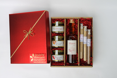 Geschenkbox mit Blütensalzen, Blütensirup und Blütenzucker. © Deutsche Blütensekt Manufaktur