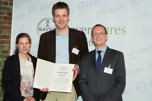 Die Gewinner des Aspirin Sozialpreis 2014: Cordula Ehlers und Dr. Christian Herzmann von 'Explain TB' mit Bayer-Vorstand Micheal König (rechts). 