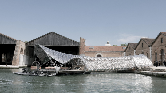 Porsche und die Norman Foster Foundation präsentieren eine Architektur-Installation als Brücke zur E-Mobilität zu Wasser und zu Lande