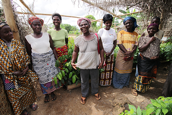 Kakaobäuerin Léonie Ossa Sona im Kreise ihrer Kolleginnen. Foto: UTZ